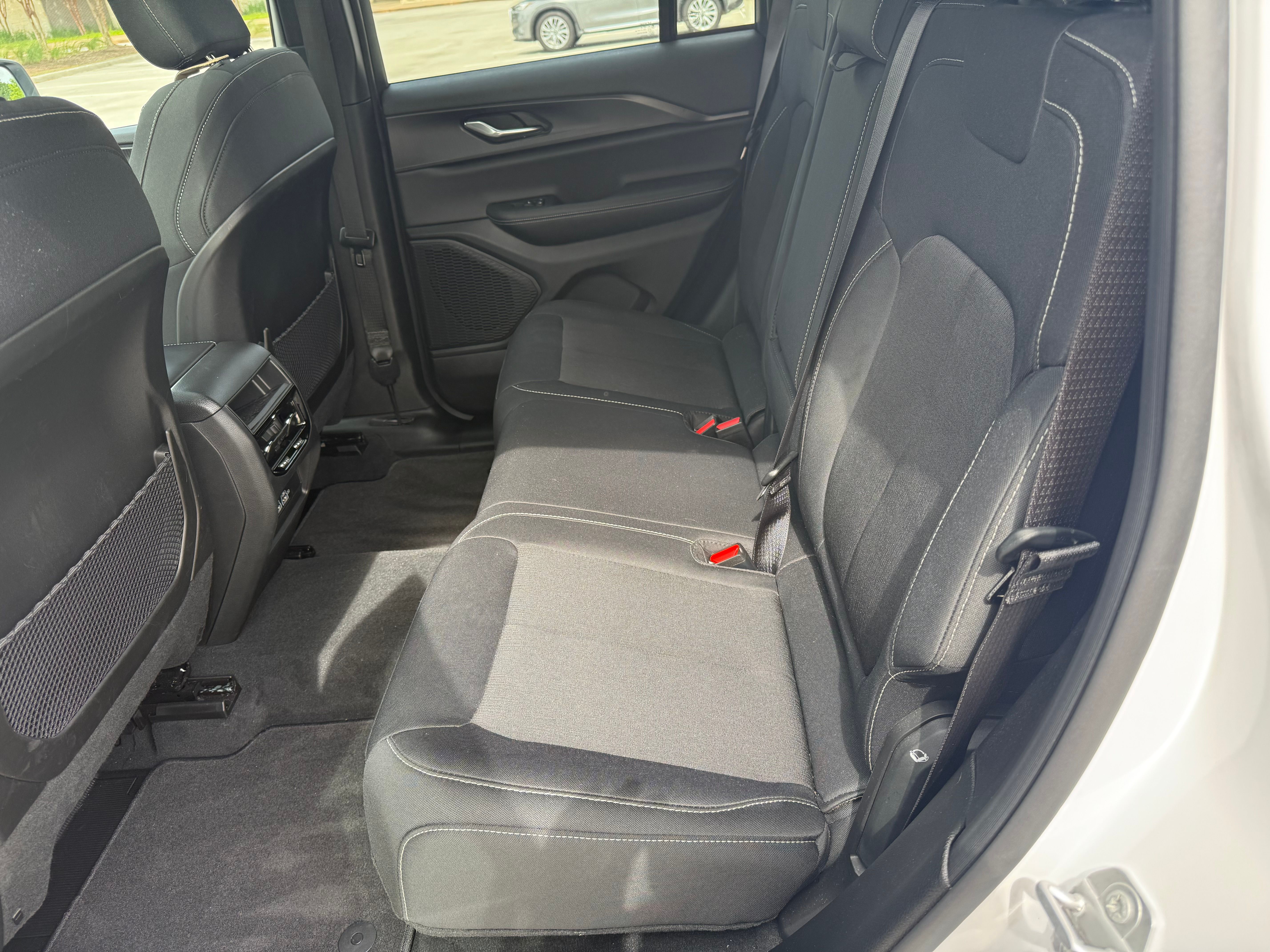 Used 2025 Jeep Grand Cherokee Laredo X RWD image 9