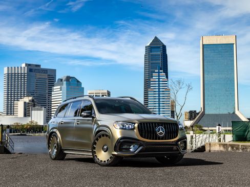 Used 2025 Mercedes-Benz GLS 450 4MATIC image 2