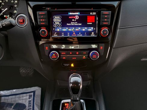 Used 2018 Nissan Rogue SV image 17