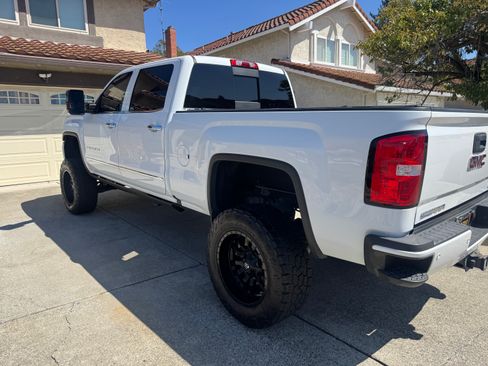 Used 2018 GMC Sierra 2500 Denali w/ Duramax Plus Package AWD/4WD image 6