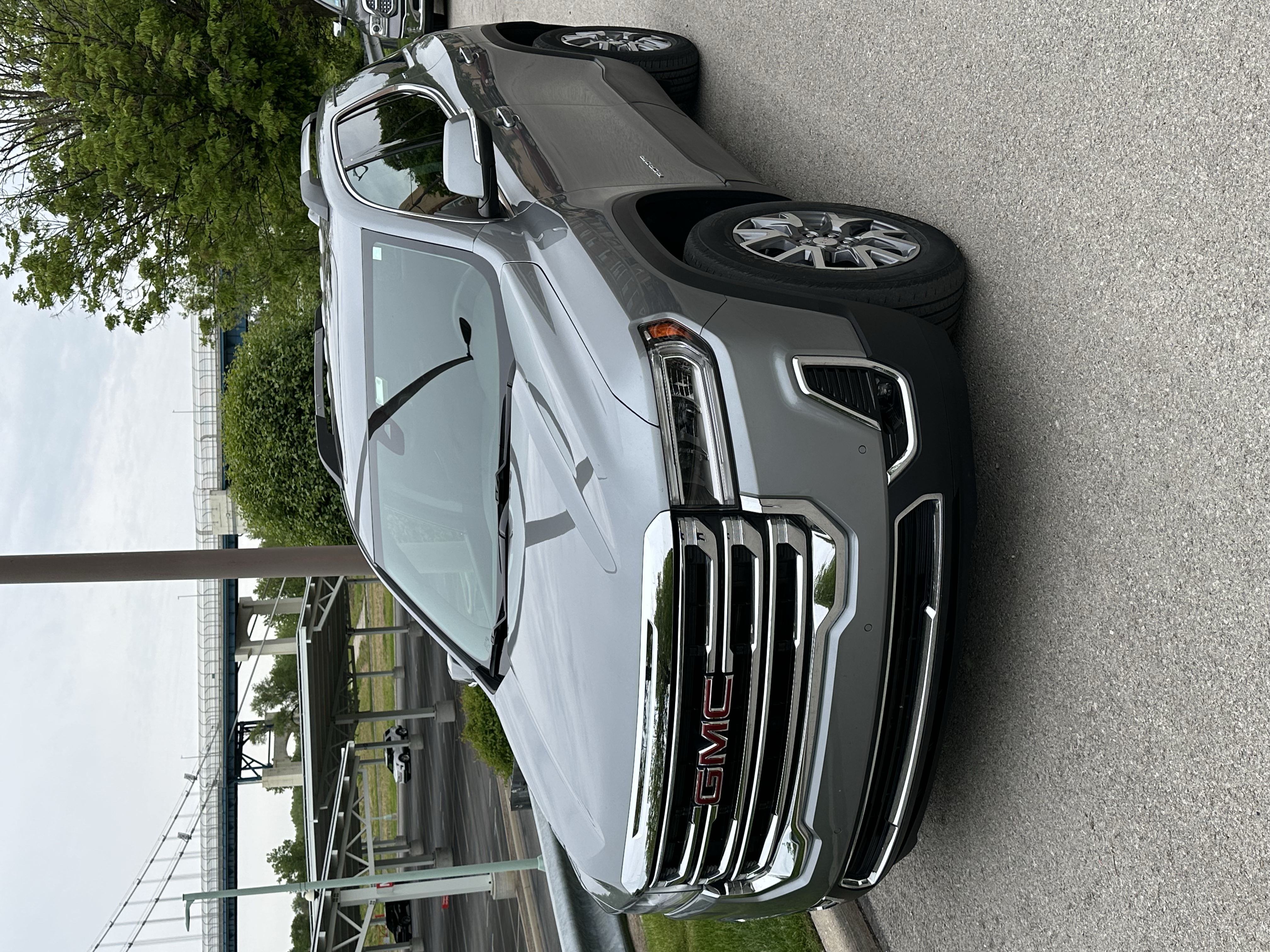 Used 2023 GMC Acadia SLT FWD image 1