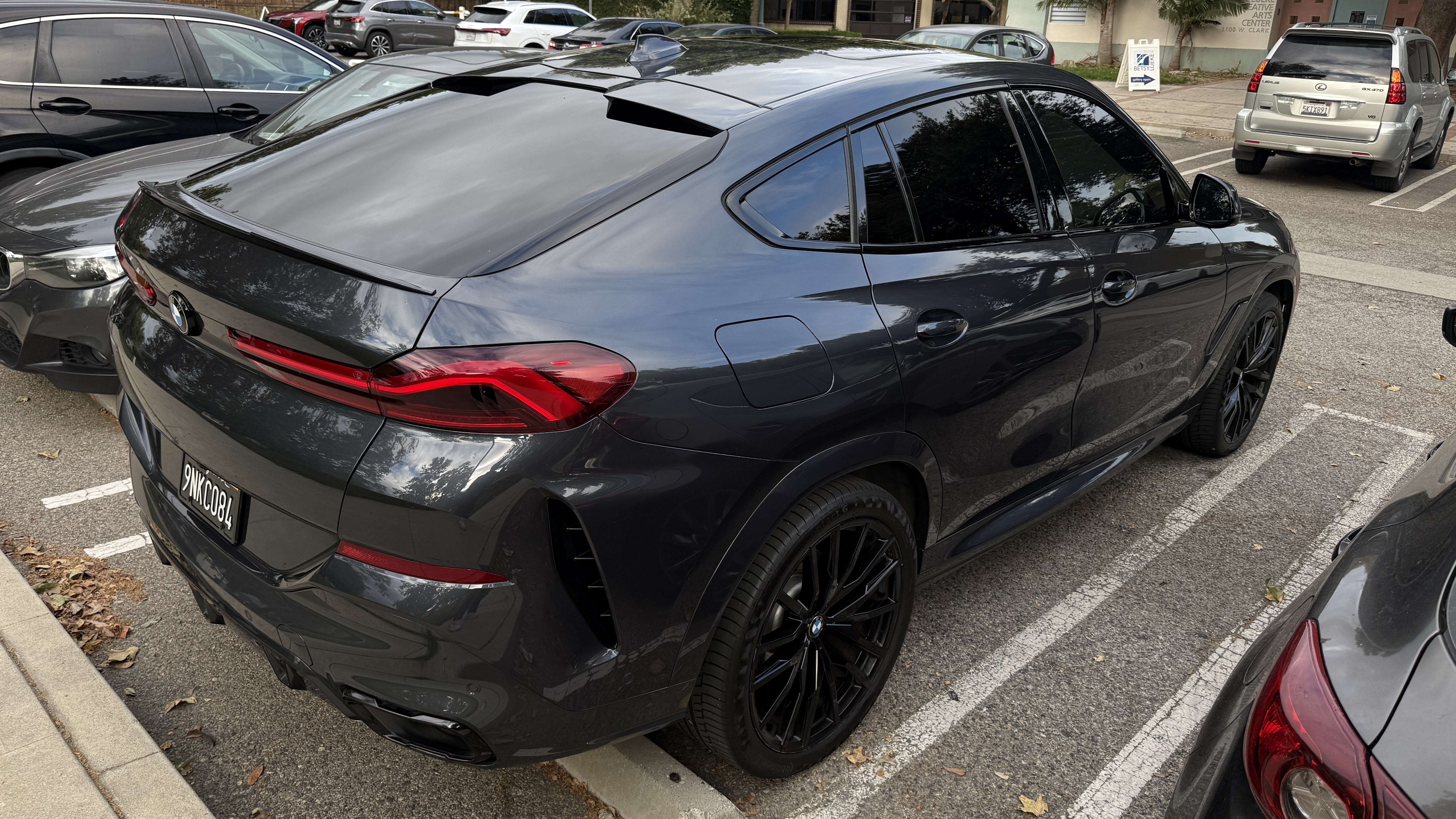 Used 2022 BMW X6 xDrive40i w/ M Sport Package AWD/4WD image 2