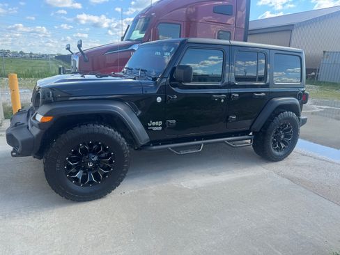 Used 2018 Jeep Wrangler Unlimited Sport S AWD/4WD image 9