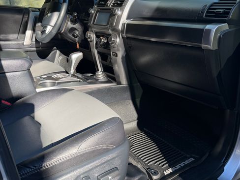 Used 2018 Toyota 4Runner SR5 Premium image 16