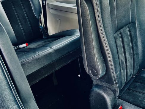 Used 2017 Dodge Grand Caravan SXT FWD image 13