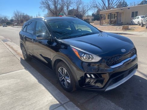 Used 2020 Kia Niro EX image 2