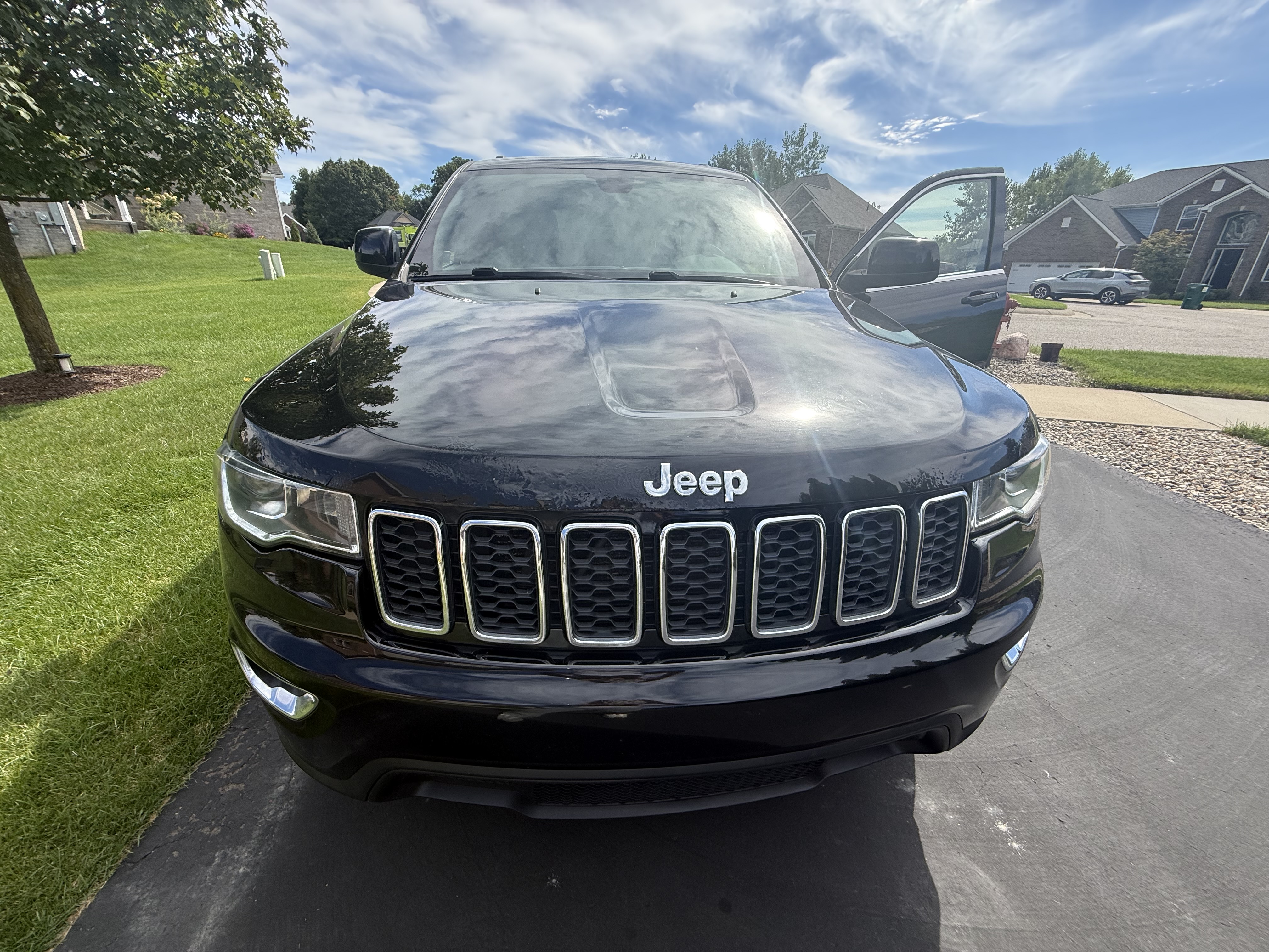 Used 2017 Jeep Grand Cherokee Laredo w/ Quick Order Package 23E AWD/4WD image 4