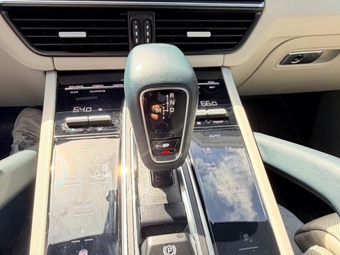 Used 2020 Porsche Cayenne AWD/4WD image 9