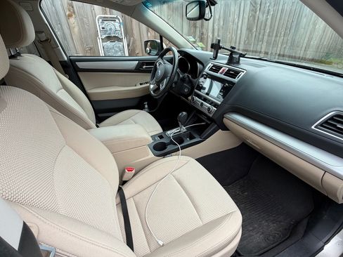 Used 2017 Subaru Outback 2.5i Premium image 9