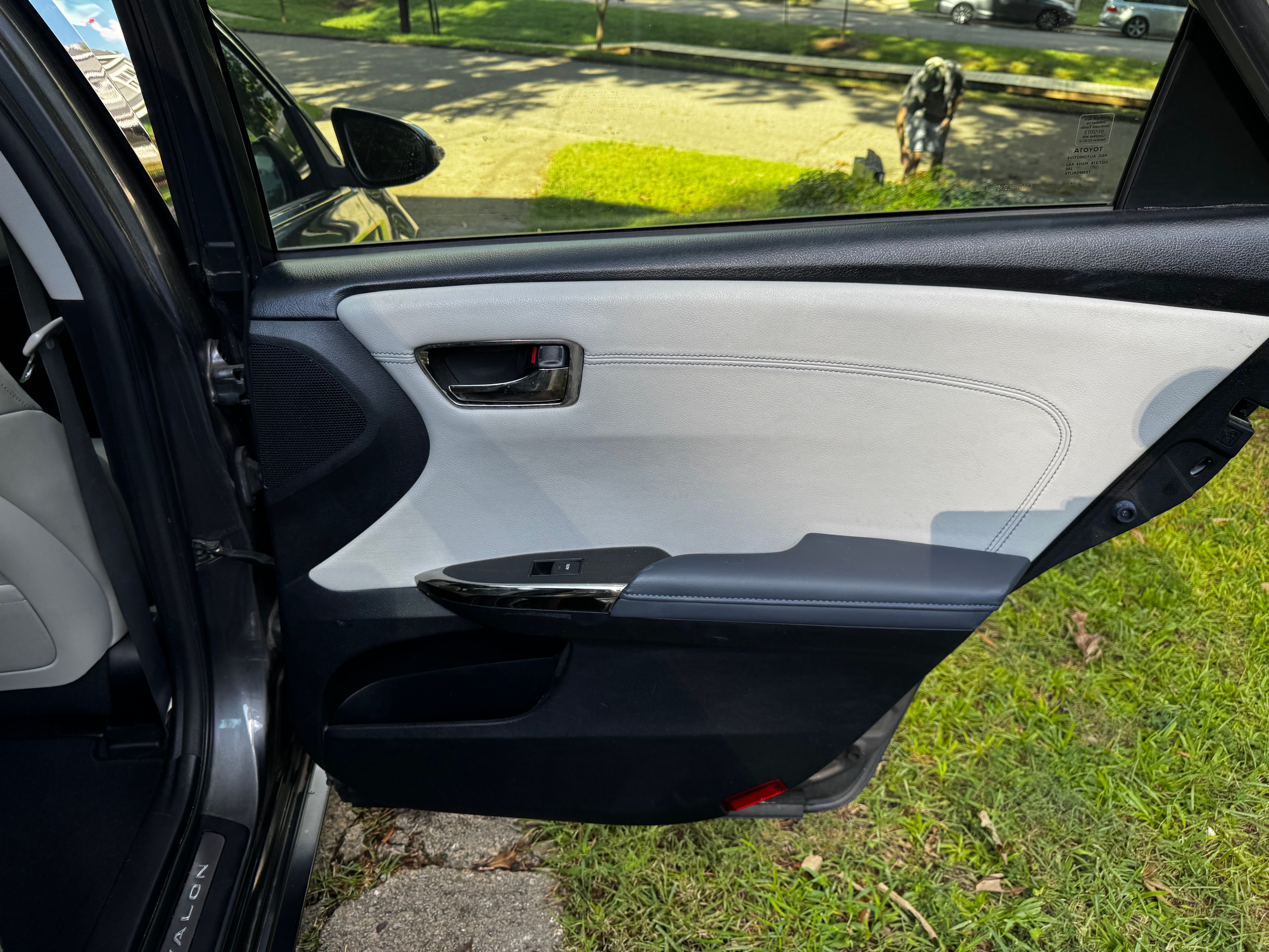 Used 2013 Toyota Avalon Limited FWD image 17