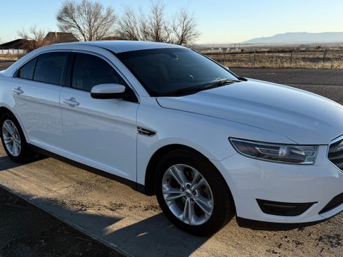Used 2016 Ford Taurus SEL image 2