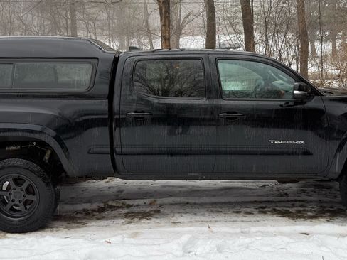 Used 2019 Toyota Tacoma TRD Sport image 1