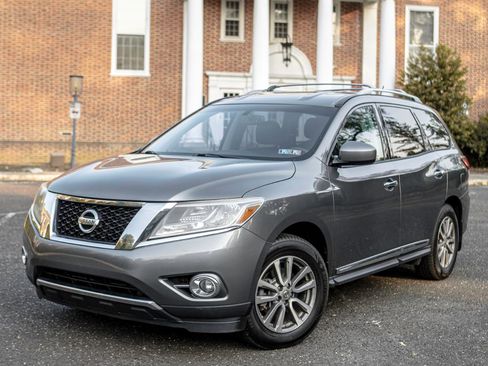 Used 2014 Nissan Pathfinder SV image 1