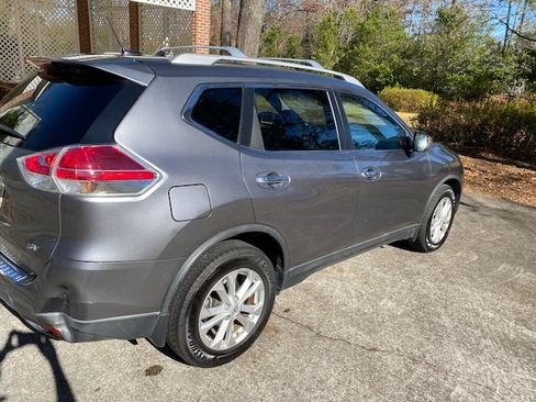 Used 2016 Nissan Rogue SV image 2