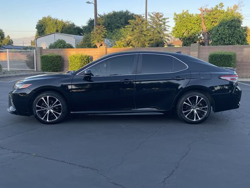 Used 2019 Toyota Camry SE w/ Carpet Mat Package image 5