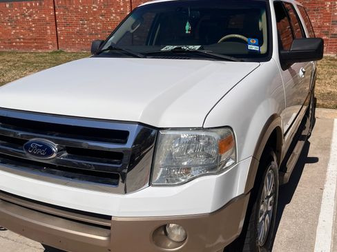 Used 2012 Ford Expedition XLT image 2