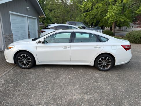 Used 2017 Toyota Avalon XLE Plus w/ All Weather Liner Package image 4