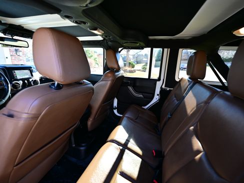 Used 2013 Jeep Wrangler Unlimited Sahara image 8