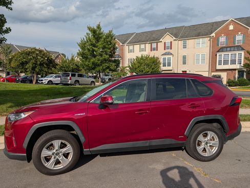 Used 2021 Toyota RAV4 XLE w/ Convenience Package AWD/4WD image 1