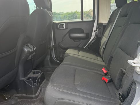 Used 2018 Jeep Wrangler Unlimited Sport S AWD/4WD image 8