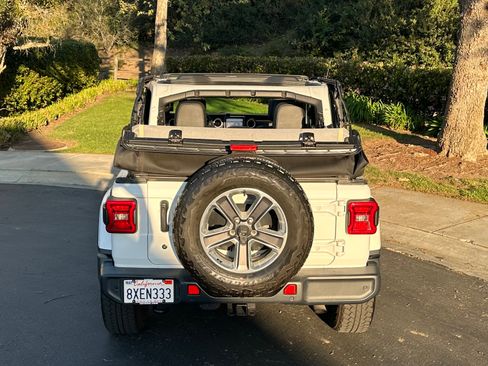 Used 2018 Jeep Wrangler Unlimited Sahara image 14