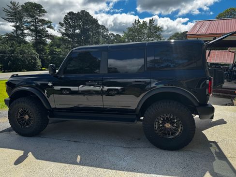 Used 2025 Ford Bronco Outer Banks w/ Black Appearance Package AWD/4WD image 2
