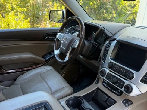 Used 2017 GMC Yukon XL SLT w/ Open Road Package RWD image 9