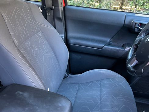 Used 2016 Toyota Tacoma TRD Off-Road w/ Premium & Technology Package image 13