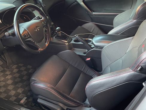 Used 2015 Hyundai Genesis 3.8 image 9