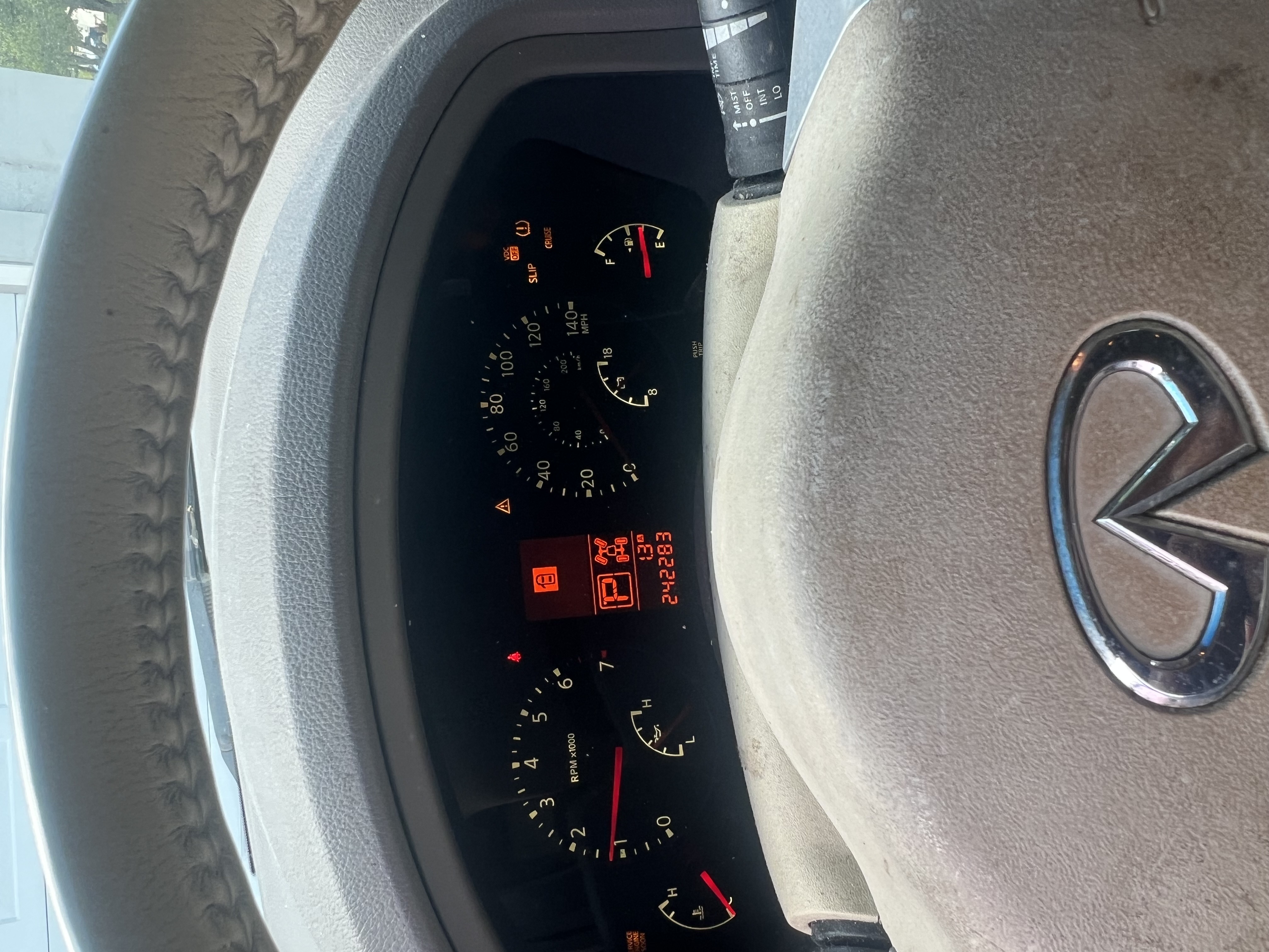 Used 2010 INFINITI QX56 4WD w/ Technology Pkg image 11
