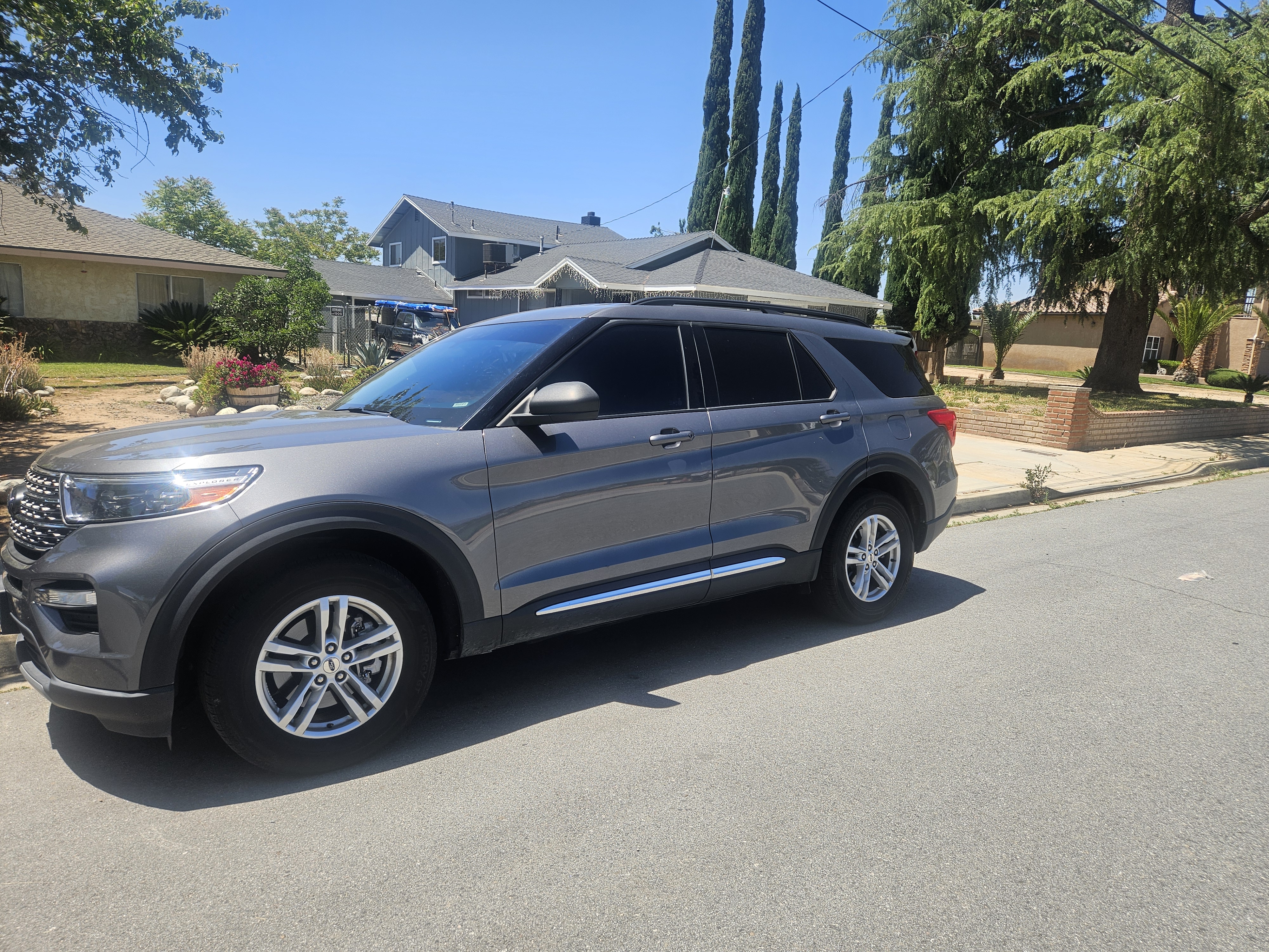 Used 2023 Ford Explorer XLT w/ Equipment Group 202A AWD/4WD image 4