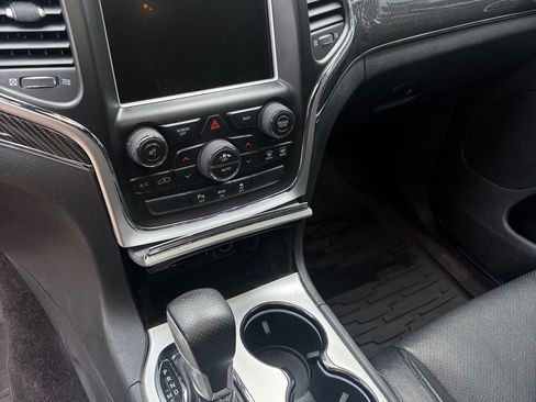 Used 2016 Jeep Grand Cherokee SRT image 16