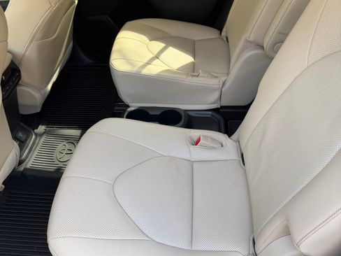 Used 2023 Toyota Highlander Limited image 9