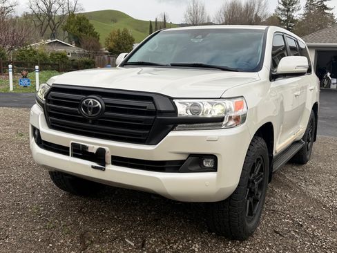 Used 2017 Toyota Land Cruiser image 2