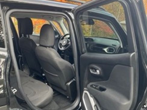 Used 2019 Jeep Renegade Latitude w/ Popular Equipment Group image 14