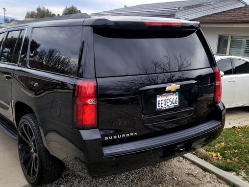 Used 2019 Chevrolet Suburban LT RWD image 4