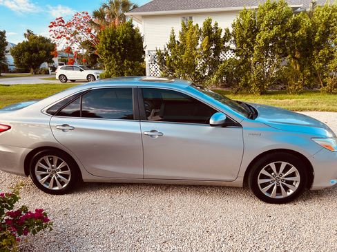 Used 2017 Toyota Camry XLE w/ Moonroof Package FWD image 4
