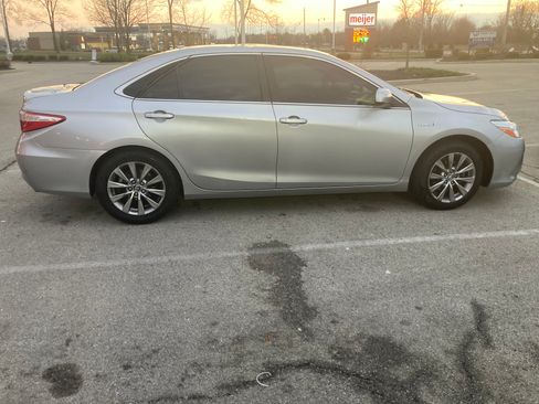 Used 2017 Toyota Camry XLE w/ Moonroof Package FWD image 9