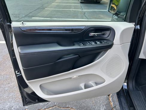 Used 2017 Dodge Grand Caravan SE w/ Power Window Group FWD image 16