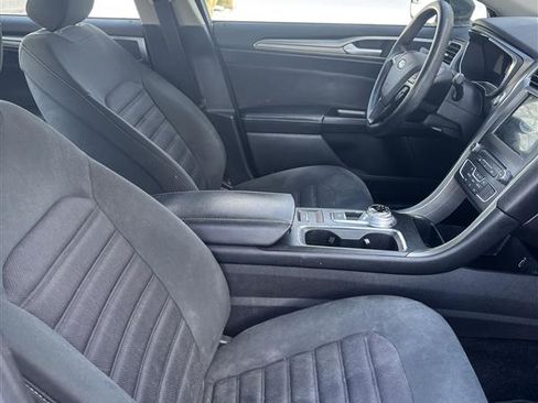 Used 2017 Ford Fusion SE w/ Fusion SE Technology Package image 16