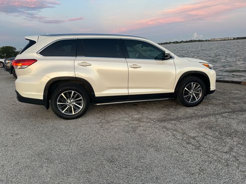 Used 2019 Toyota Highlander XLE FWD image 1
