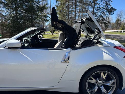 Used 2010 Nissan 370Z Touring w/ Sport Pkg image 4