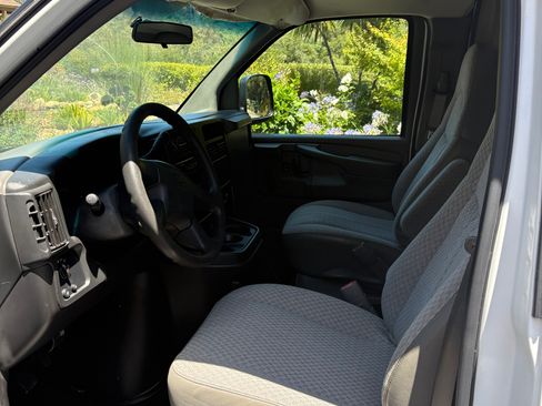 Used 2003 Chevrolet Express 3500 w/ Chrome Appearance Package RWD image 10