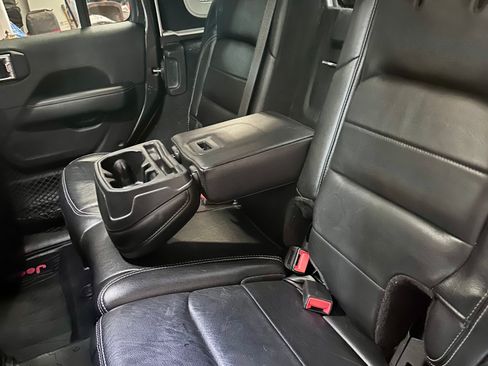 Used 2019 Jeep Wrangler Unlimited Sahara image 11