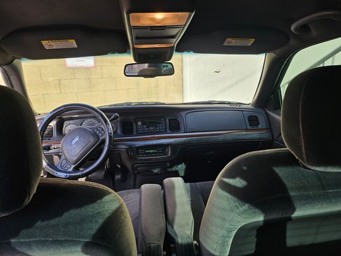 Used 2003 Ford Crown Victoria LX image 14