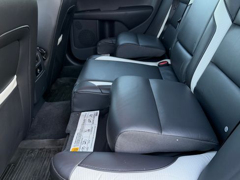 Used 2010 Volvo V70 R-Design FWD image 17