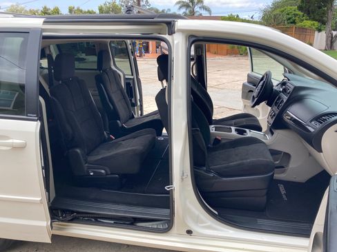 Used 2012 Dodge Grand Caravan SXT image 9