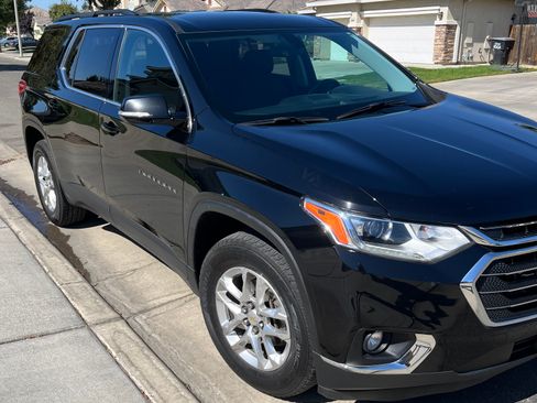 Used 2019 Chevrolet Traverse LT image 2