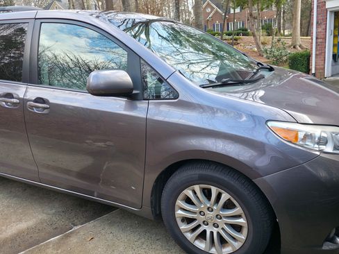 Used 2011 Toyota Sienna XLE w/ XLE Navigation Pkg image 14