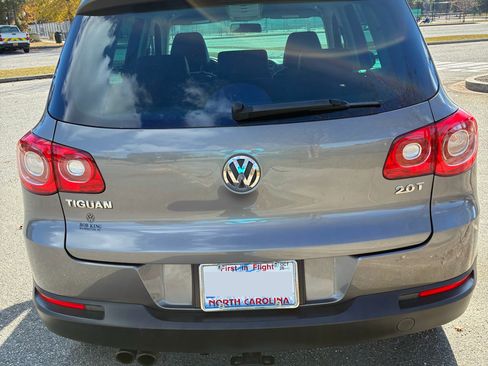 Used 2010 Volkswagen Tiguan SE image 5